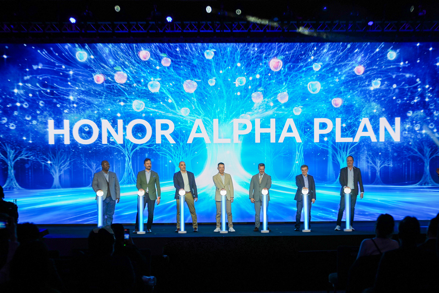 HONOR Unveils New Corporate Strategy to Transition to an AI Device Ecosystem Company 