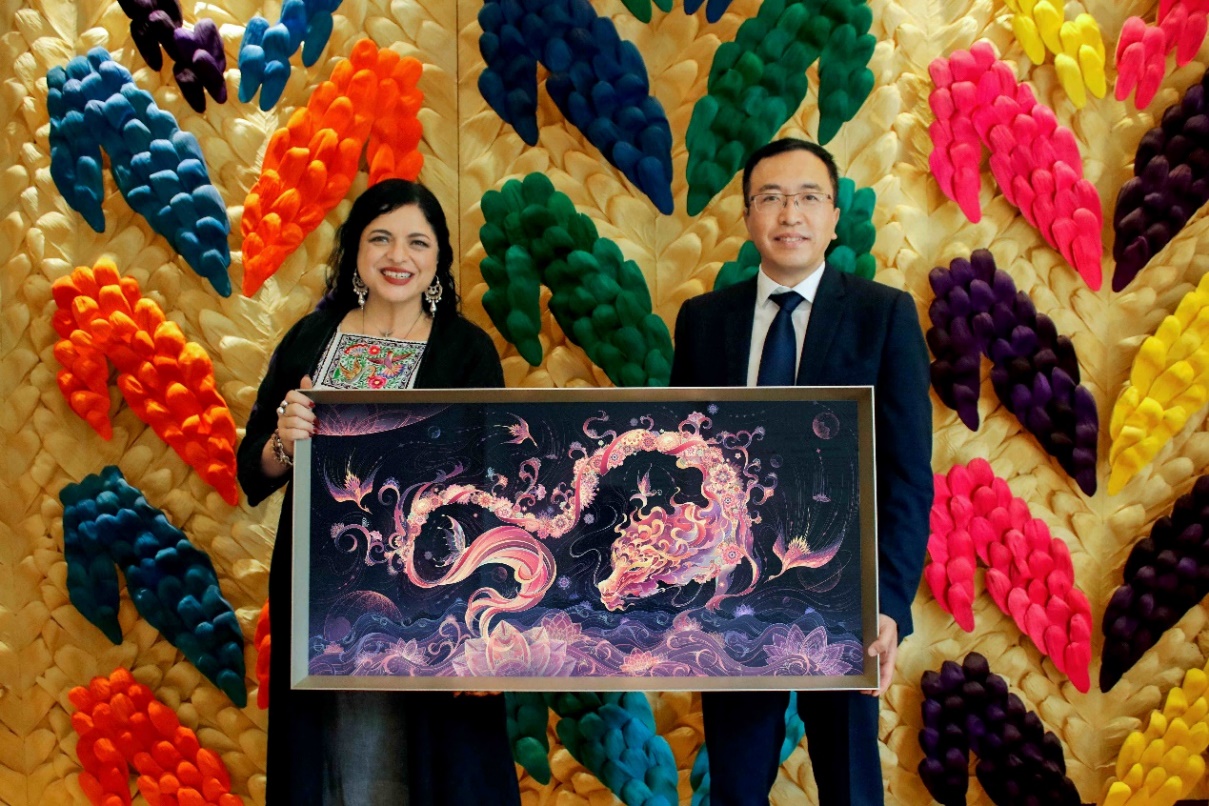 HONOR presents the award-winning work Blooming Dragon to the Minister of Culture in Mexico.
