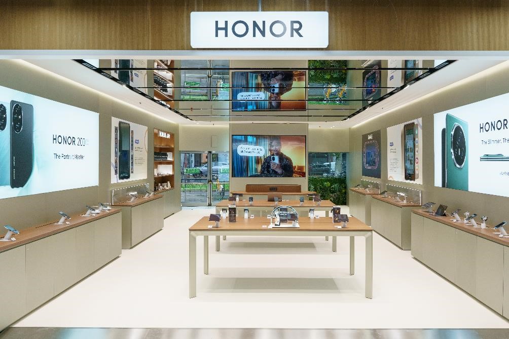 HONOR inaugura la sua prima bottega nel MediaWorld Tech Village di Milano Certosa