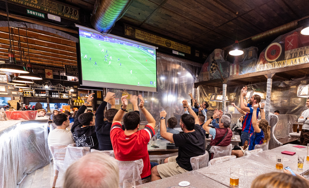 A Barcellona HONOR ricopre un bar di pluriball per testare l'entusiasmo dei tifosi di calcio