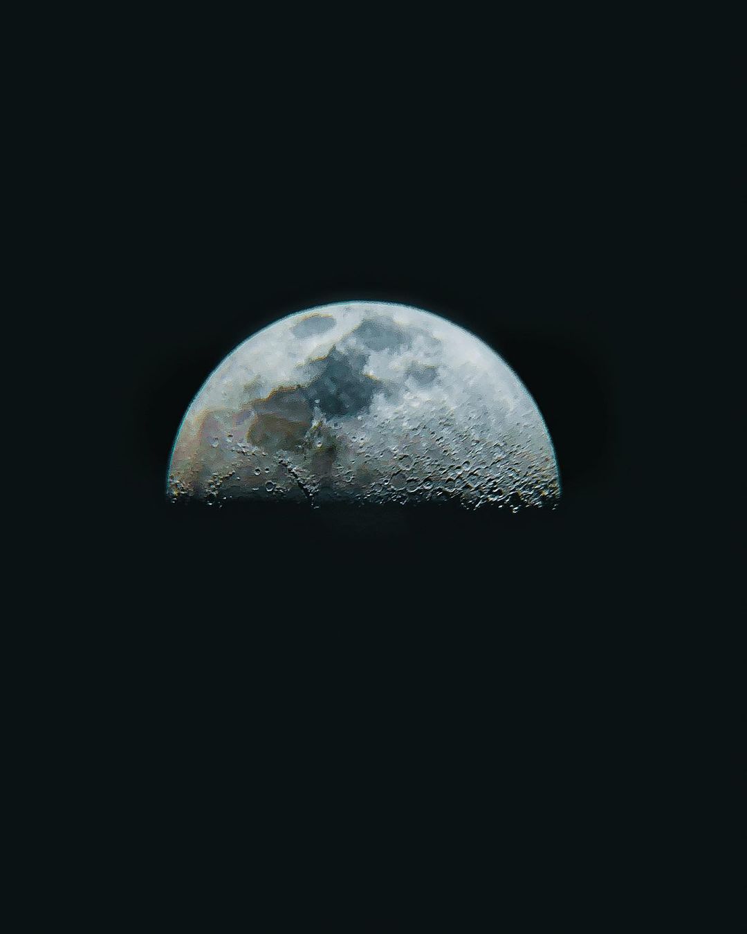 La Luna en su cuarto creciente. Encanto celestial esta noche