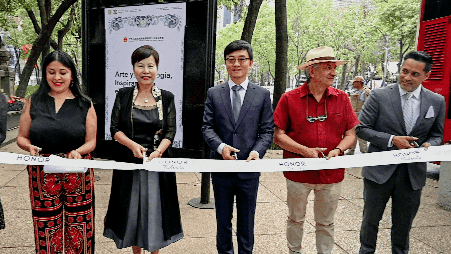 Arte y tecnología, inspiran el futuro: Man Tang, General Manager de HONOR México, inaugura la exposición HONOR Talents Global Design Awards