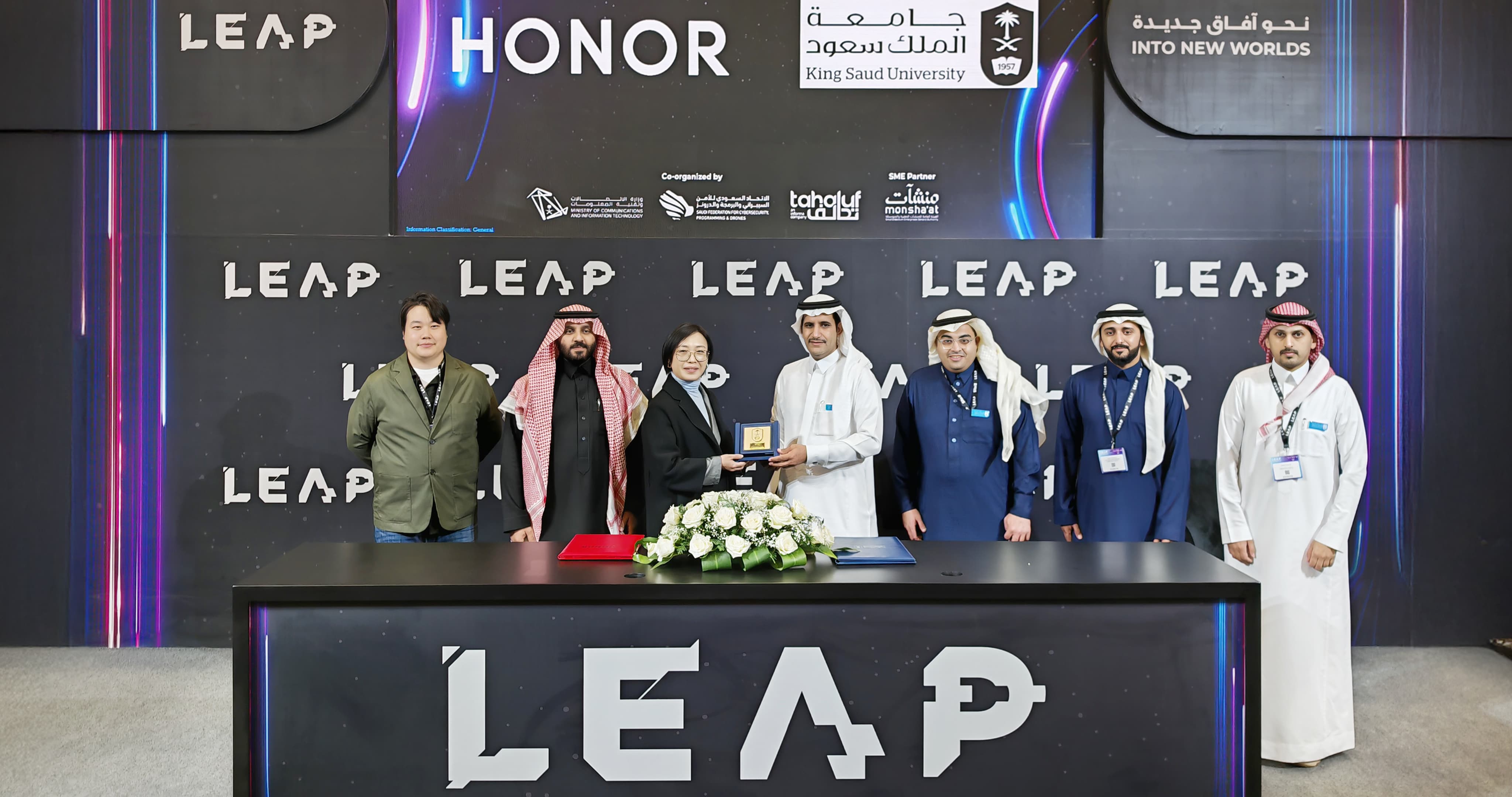 علامة HONOR تفتتح منصة الإعلان في LEAP 2025 مع إطلاق هاتف PORSCHE DESIGN HONOR Magic7 RSR