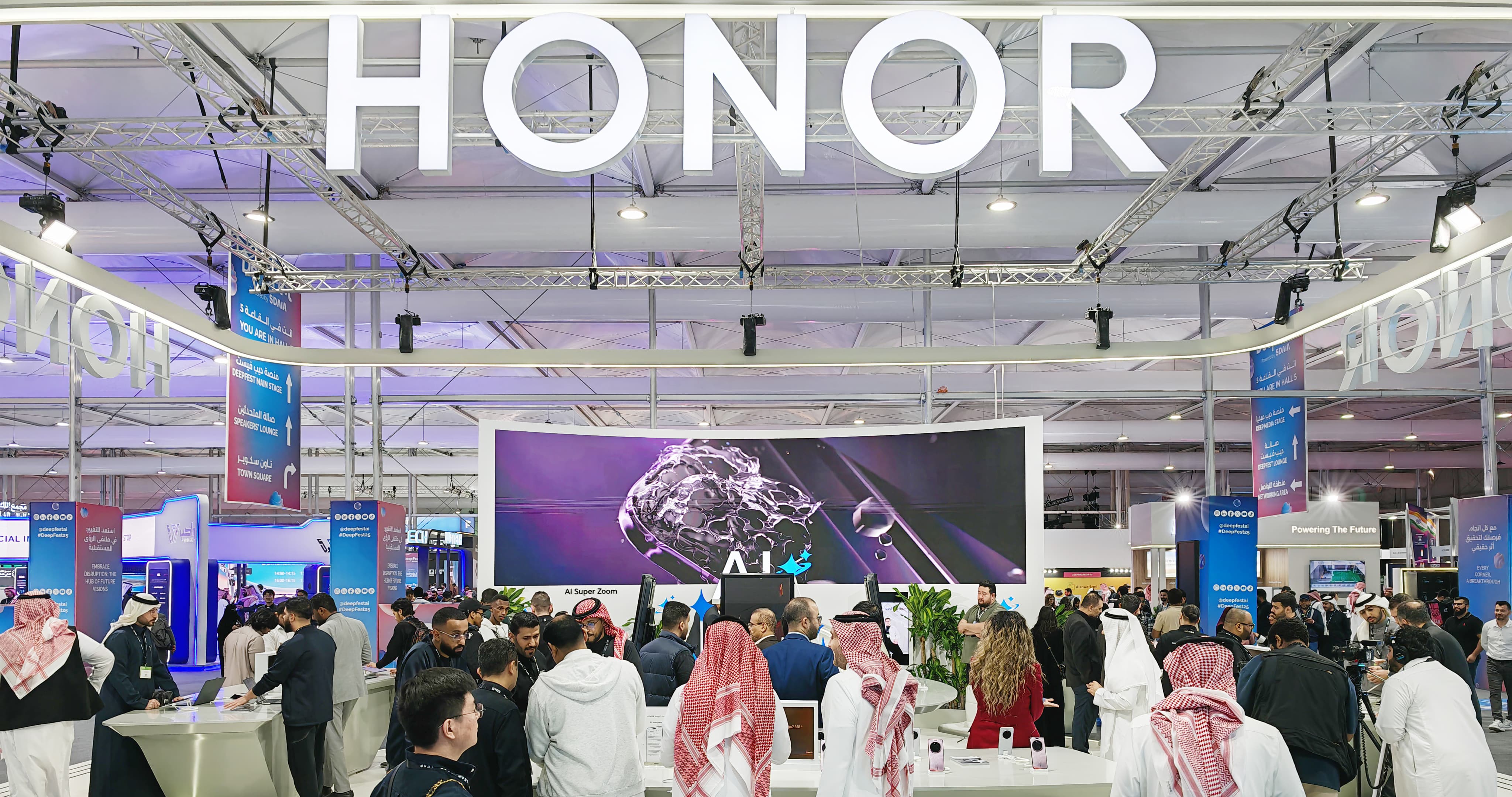 علامة HONOR تفتتح منصة الإعلان في LEAP 2025 مع إطلاق هاتف PORSCHE DESIGN HONOR Magic7 RSR