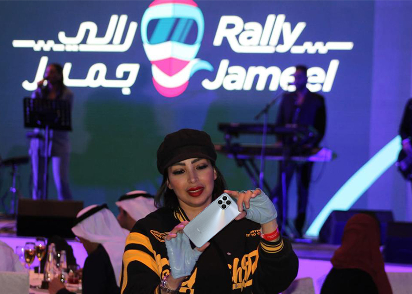 HONOR partners with car enthusiast Nada Hambazaza for Saudi Arabia’s Women-only Rally Jameel